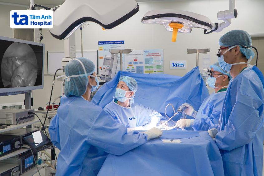 Êkíp bác sĩ mổ nội soi xác định vị trí nang ruột đôi