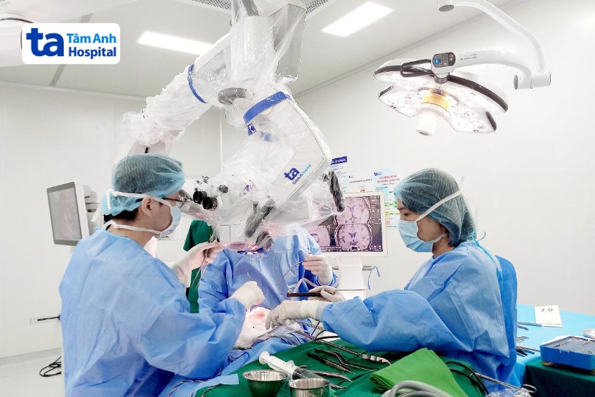 ekip bác sĩ tâm anh mổ não bằng hệ thống định vị dẫn đường