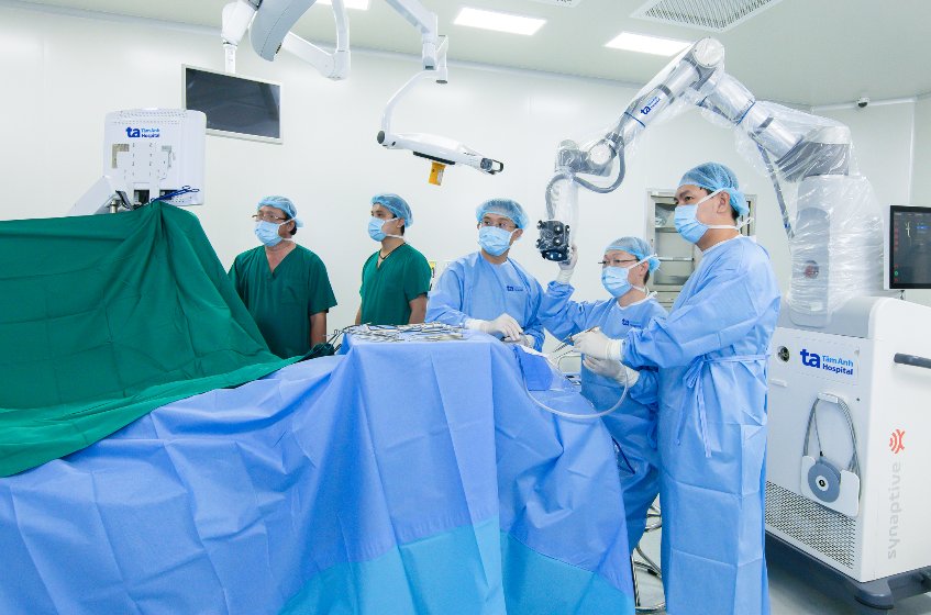 ekip bác sĩ tấn sĩ phẫu thuật bằng robot ai