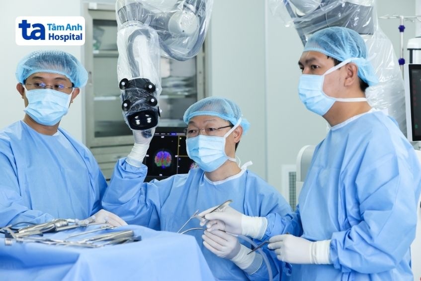 ekip bác sĩ thực hiện phẫu thuật bằng robot mổ não modus v synaptive