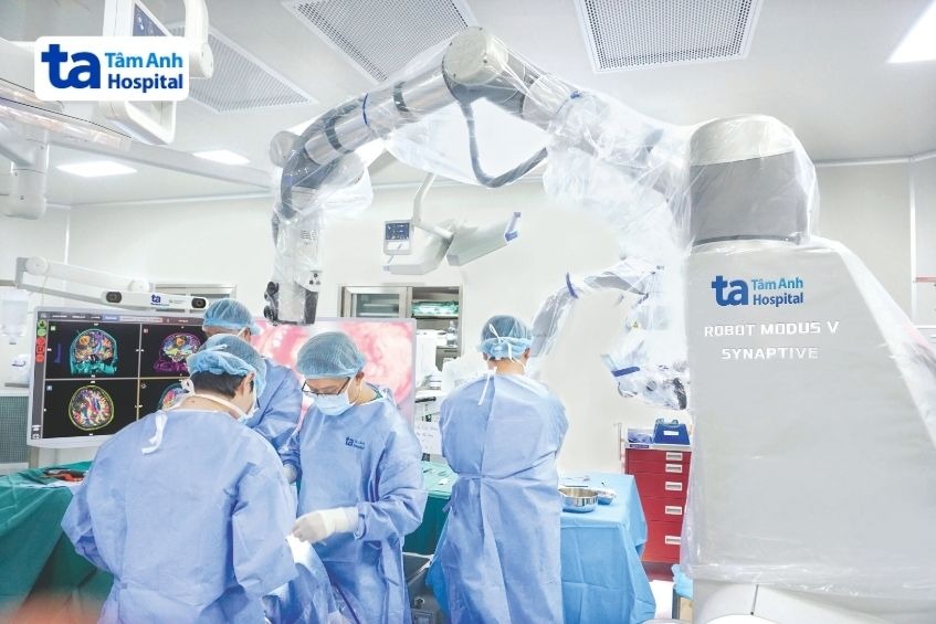 ekip mổ não với robot ai tại tâm anh