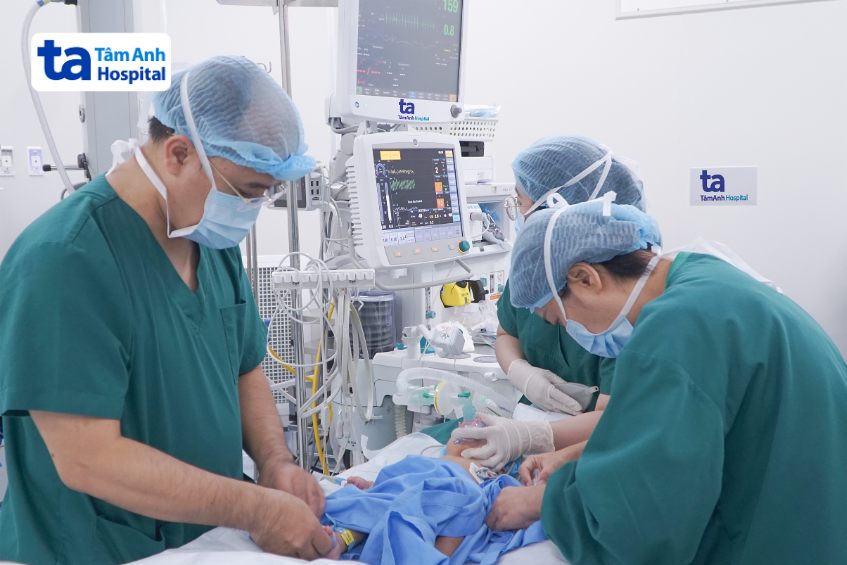 Êkíp phẫu thuật và gây mê cho một bệnh nhi