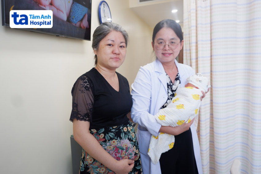 Giấc mơ làm mẹ ở tuổi U50 của chị Quách Lợi Châu được ThS.BS Giang Huỳnh Như, Giám đốc IVF Tâm Anh TP.HCM hiện thực hóa