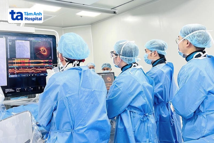Giáo sư Nhân cùng các bác sĩ sử dụng kỹ thuật OCT để chọn stent phù hợp tái thông mạch máu cho bệnh nhân