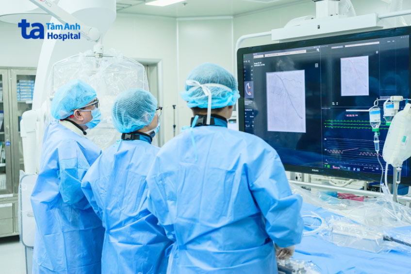 Giáo sư Võ Thành Nhân cùng các chuyên gia Trung tâm Tim mạch Can thiệp đang nong đặt stent cho bệnh nhân