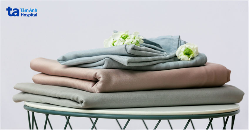 giặt sạch ga trải giường khăn tắm ngăn lây lan