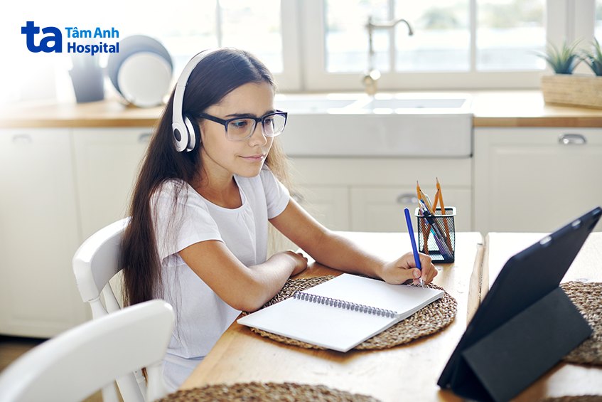 giữ khoảng cách với thiết bị học tập