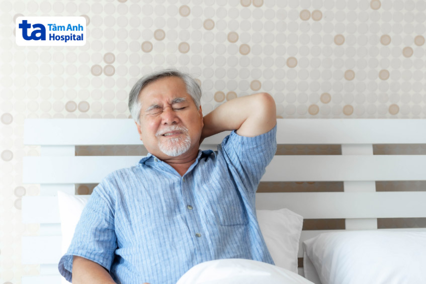 Hạ huyết áp tư thế xảy ra khi người bệnh đột ngột đổi tư thế từ nằm sang ngồi