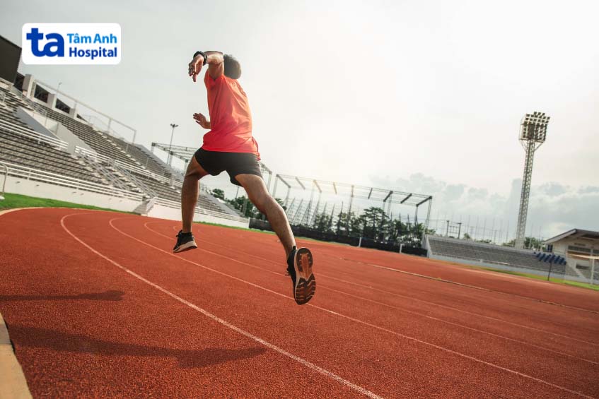 Hạn chế vận động mạnh sau điều trị cứng khớp cổ chân