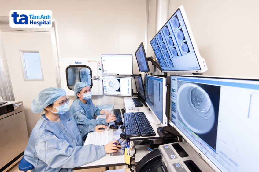 Với hệ thống tủ nuôi cấy phôi hiện đại, chuyên viên phôi học quan sát toàn bộ quá trình phát triển của phôi