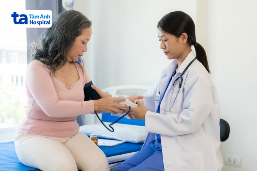 Kết quả đo huyết áp là một trong những yếu tố quan trọng để bác sĩ đánh giá tình trạng sức khỏe tim mạch của người bệnh