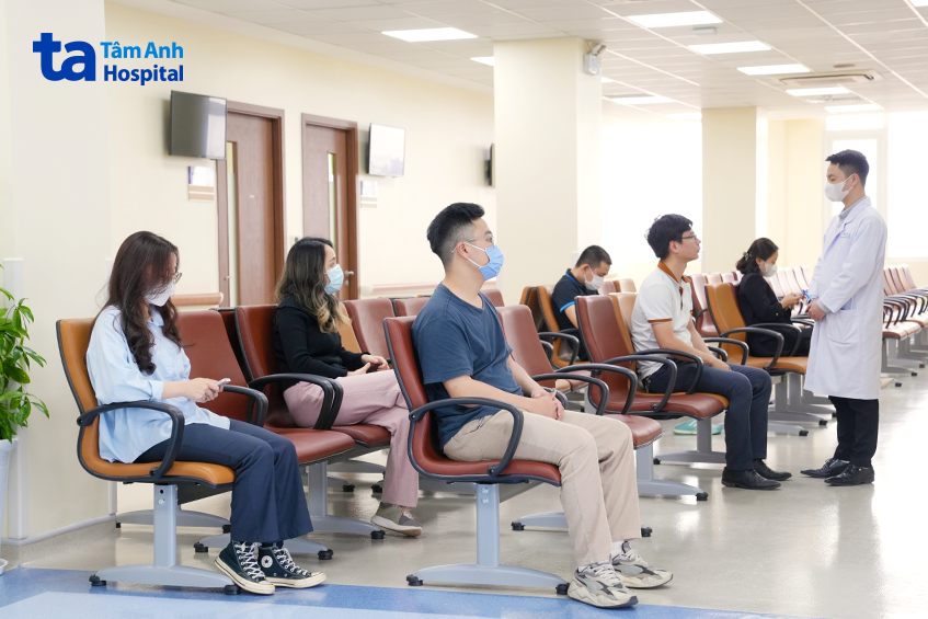 khách hàng khám mắt tại trung tâm mắt tâm anh