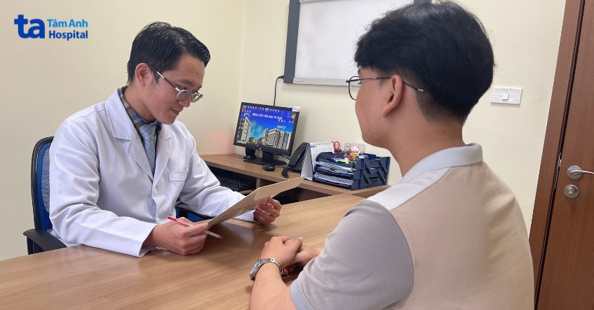 khách hàng trao đổi với bác sĩ