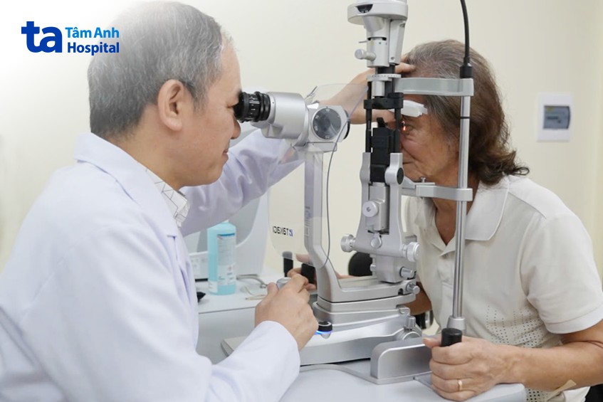 khám mắt định kỳ để sớm phát hiện bệnh