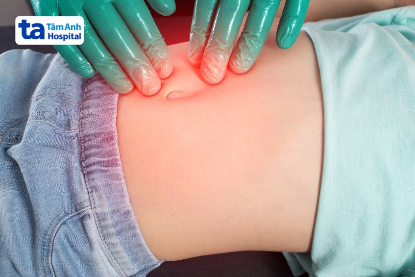 kiểm tra xem có khối phồng ở bụng trẻ hay không