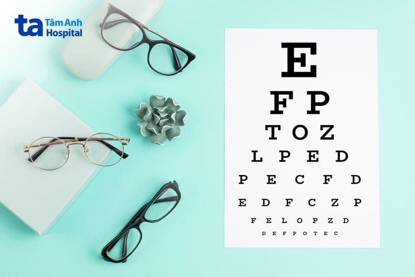 kính gọng cứng thường được sử dụng cho trẻ loạn thị