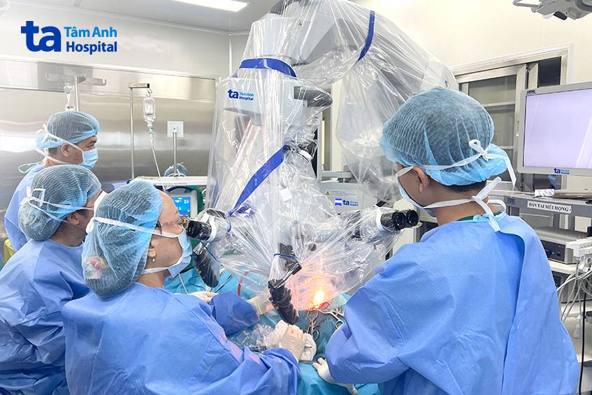 kính hiển vi phẫu thuật
