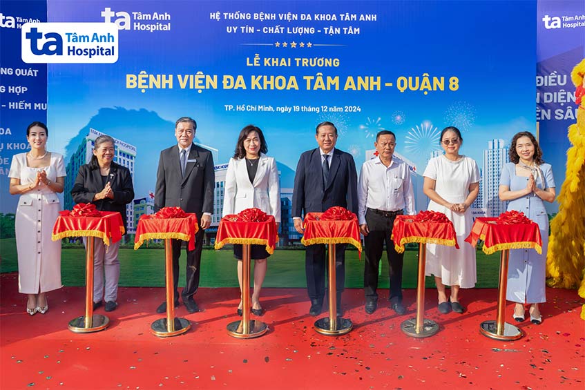 Lãnh đạo Sở Y Tế TP.HCM, UBND Quận 8 TP HCM và Ban lãnh đạo Hệ thống BVĐK Tâm Anh cắt băng khai trương Bệnh viện Đa khoa Tâm Anh - Quận 8, TP.HCM.