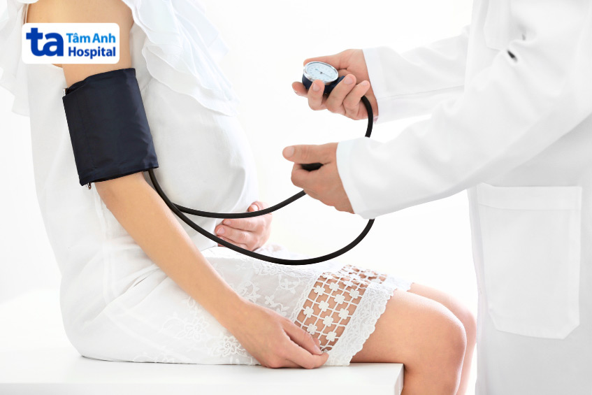 Mẹ bầu bị tim bẩm sinh khi mang thai cần được theo dõi tình trạng huyết áp thường xuyên