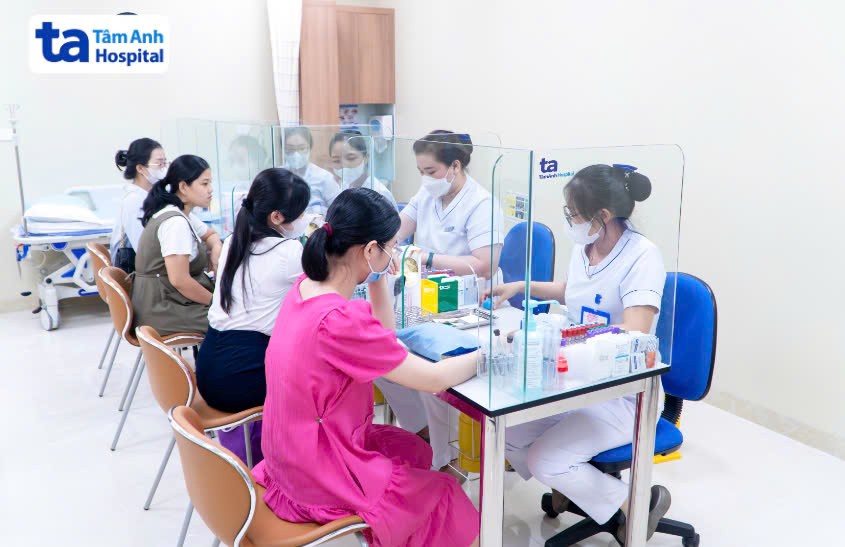 mẹ bầu được xét nghiệm đường huyết tại tâm anh