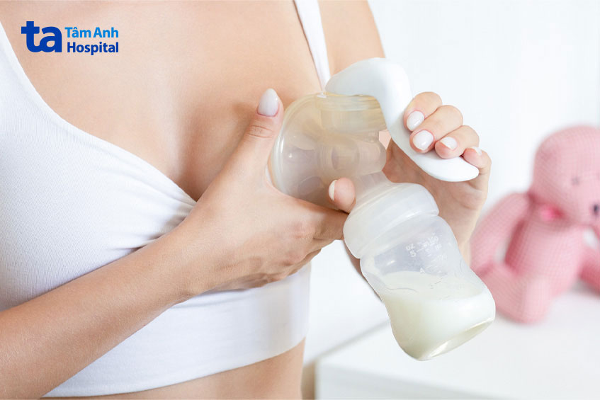 mẹ phải bóp cần gạt để hút sữa