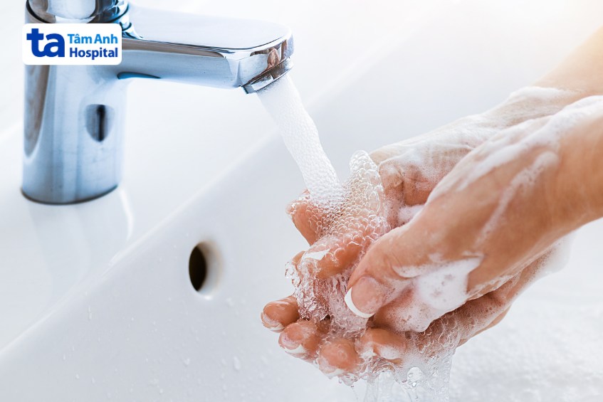 Mỗi người nên thường xuyên rửa tay bằng nước sạch và xà phòng