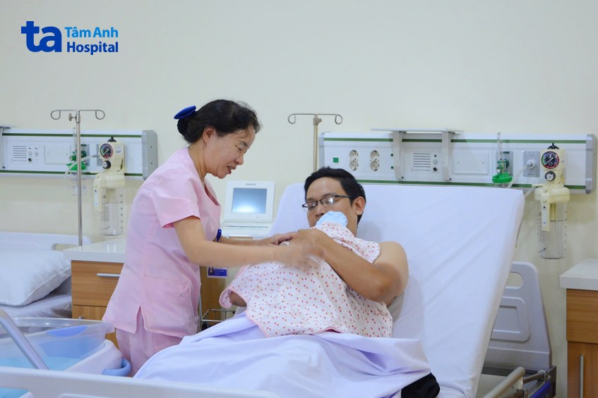 Một ông bố đang ấp con bằng phương pháp kangaroo (KMC)