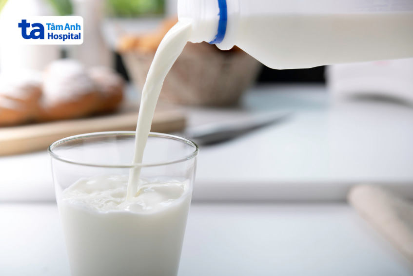 mụn trứng cá kiêng ăn gì, sữa bò