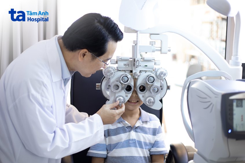 nên điều trị tật khúc xạ ở cơ sở uy tín