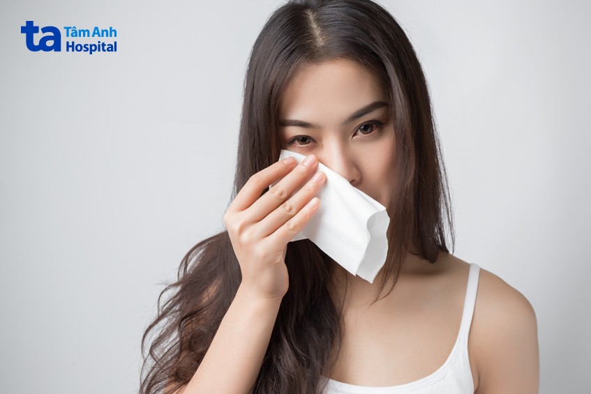 người bệnh đau và chảy nước mắt