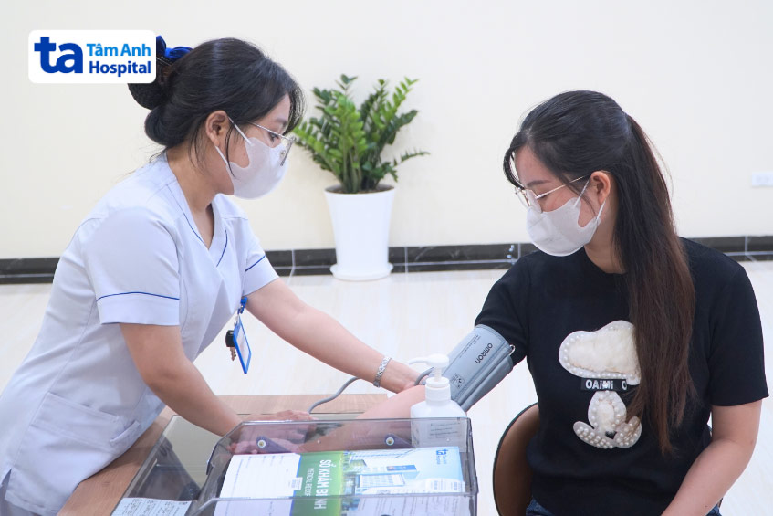Người bệnh được đo lại huyết áp tại phòng khám để xác định phân độ tăng huyết áp