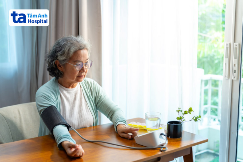 Người bệnh nên thường xuyên kiểm tra huyết áp tại nhà bằng máy kỹ thuật số