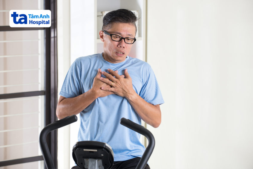 Người bệnh viêm màng ngoài tim co thắt thường dễ mệt, khó thở khi gắng sức