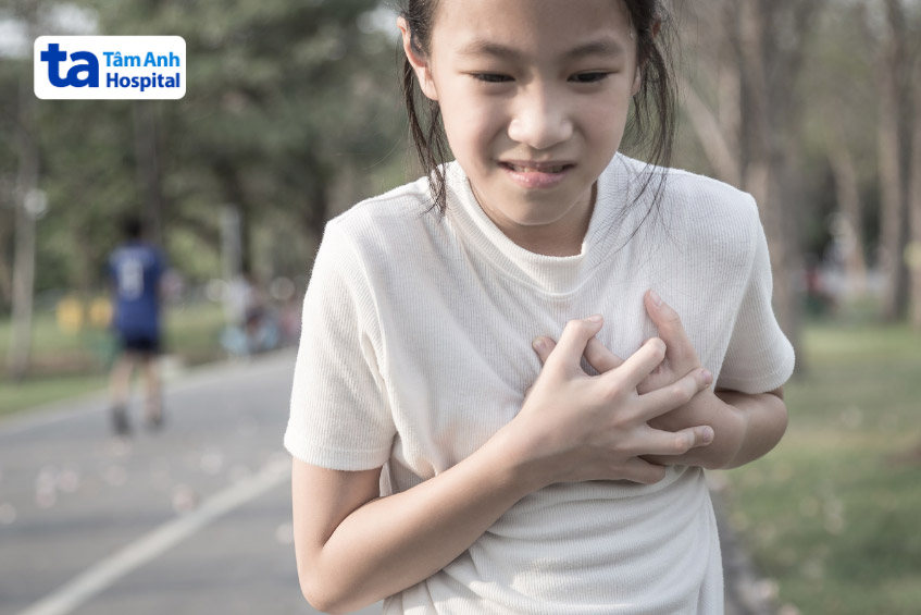 Người mắc hội chứng Wolff-Parkinson-White có thể gặp triệu chứng đau ngực, tim đập thình thịch