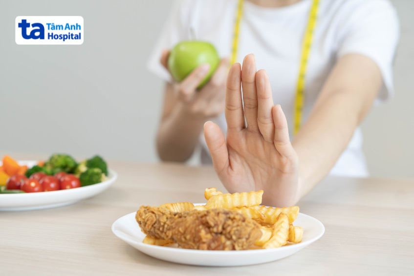 Người mỡ máu cao nên lựa chọn thực phẩm lành mạnh hạn chế thức ăn nhanh nhiều chất béo bão hòa