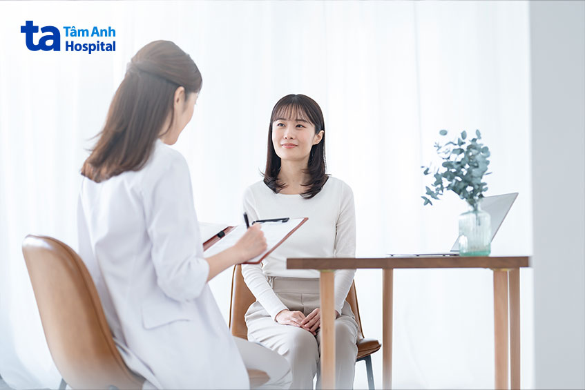 người phụ nữ nghe bác sĩ tư vấn