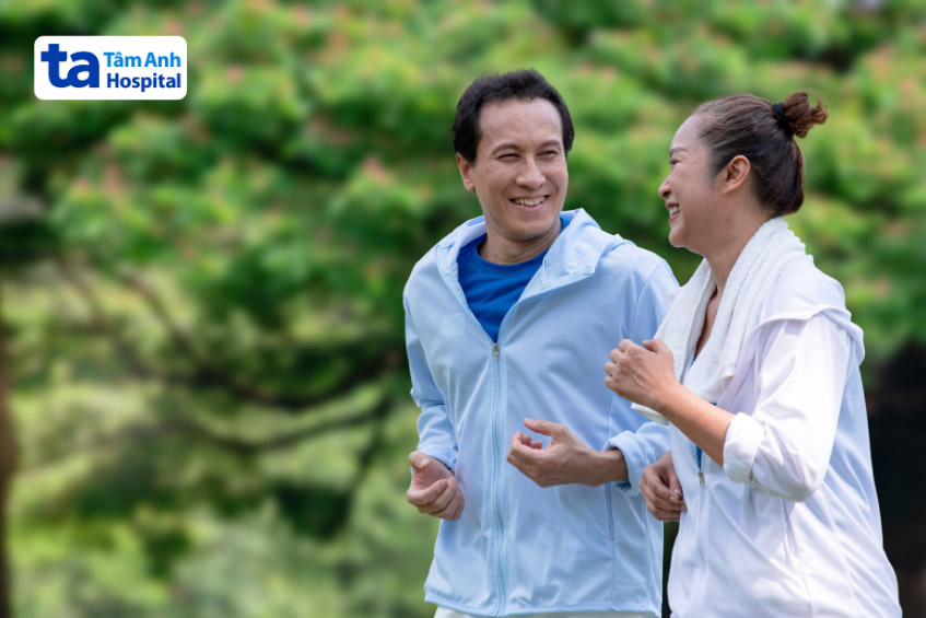 Người bị tăng huyết áp nên duy trì lối sống lành mạnh, vận động thường xuyên