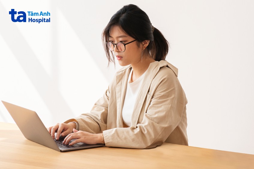 nhiều người thắc mắc cận 8 độ có nên mổ không