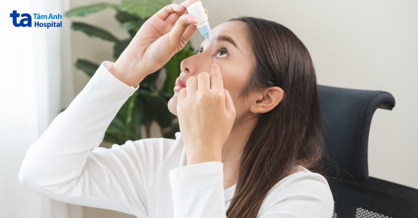 nhỏ mắt ngăn đỏ mắt khi đeo lens