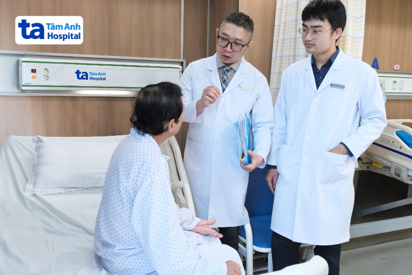 Ông Liêm được bác sĩ Minh (đứng giữa) khám và tư vấn tình trạng sức khỏe trước khi xuất viện