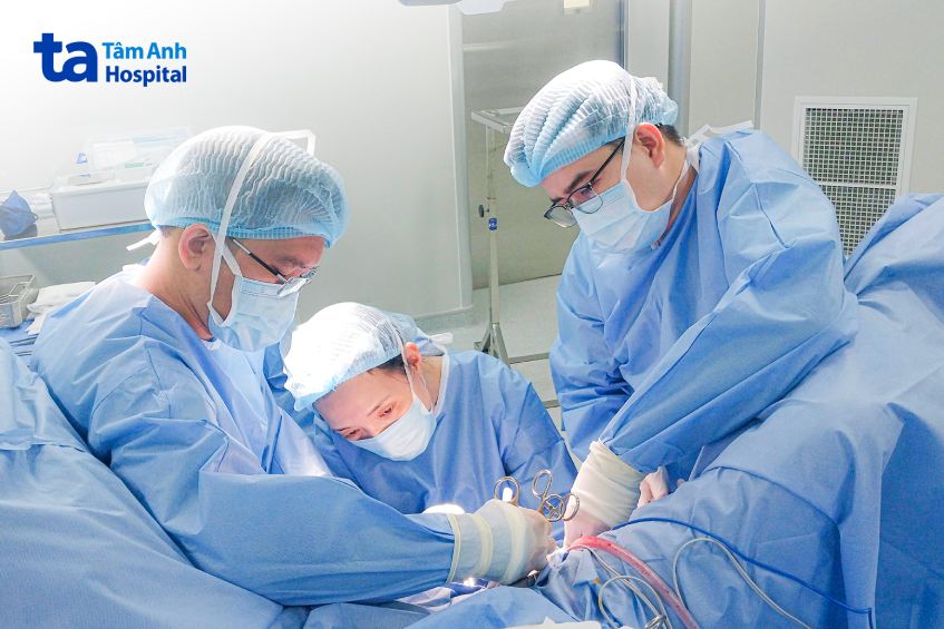 phẫu thuật cho bệnh nhân là các bác sĩ đơn vị niệu nữ