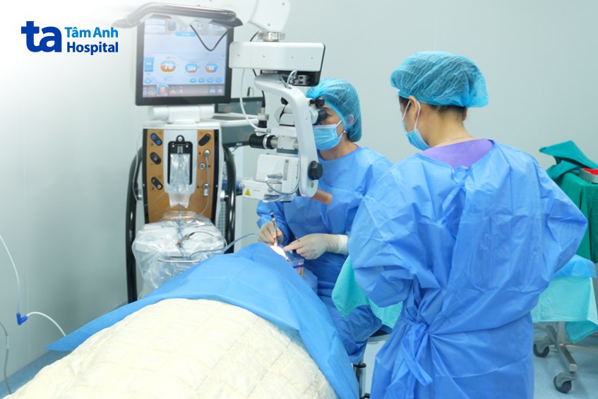 phẫu thuật đục thủy tinh thể điều trị bệnh