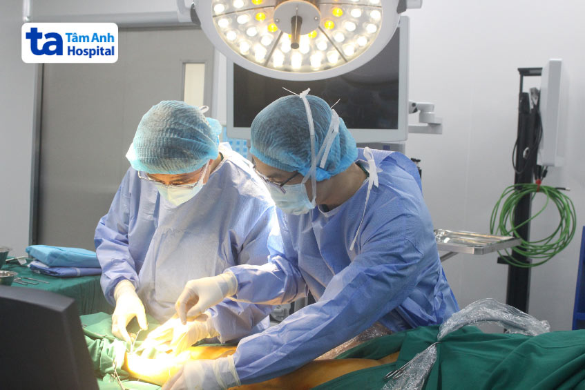 Phẫu thuật/ mổ suy giãn tĩnh mạch chân cho bệnh nhân tại BVĐK Tâm Anh
