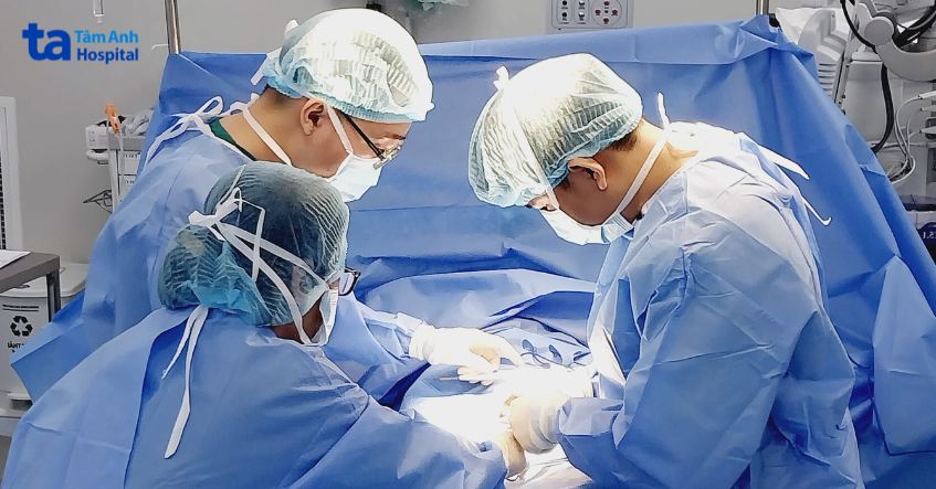 phẫu thuật nối ống dẫn tinh được tiến hành bởi các bác sĩ