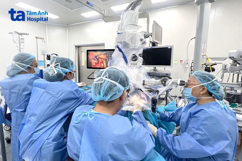 phẫu thuật qua kính hiển vi