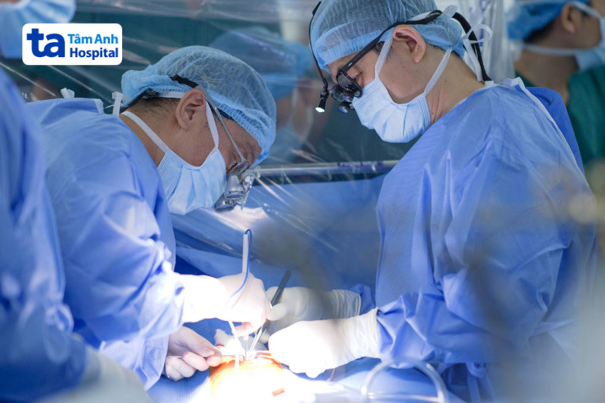 Phẫu thuật sửa chữa van tim bị tổn thương cho bệnh nhân sa van tim nặng