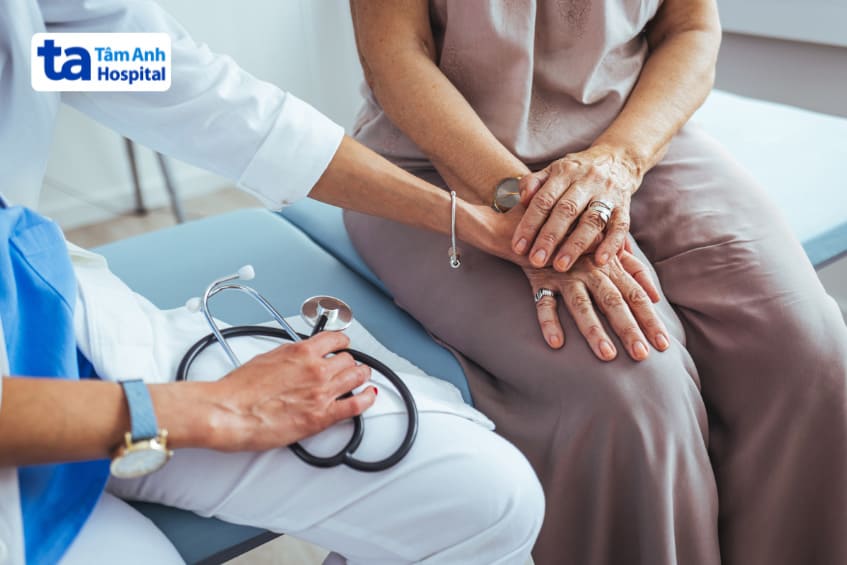 Phụ nữ mãn kinh mắc hội chứng niệu dục cảm thấy thiếu tự tin