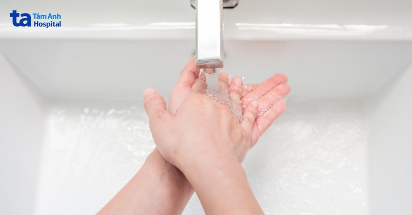 rửa tay trước khi đeo lens