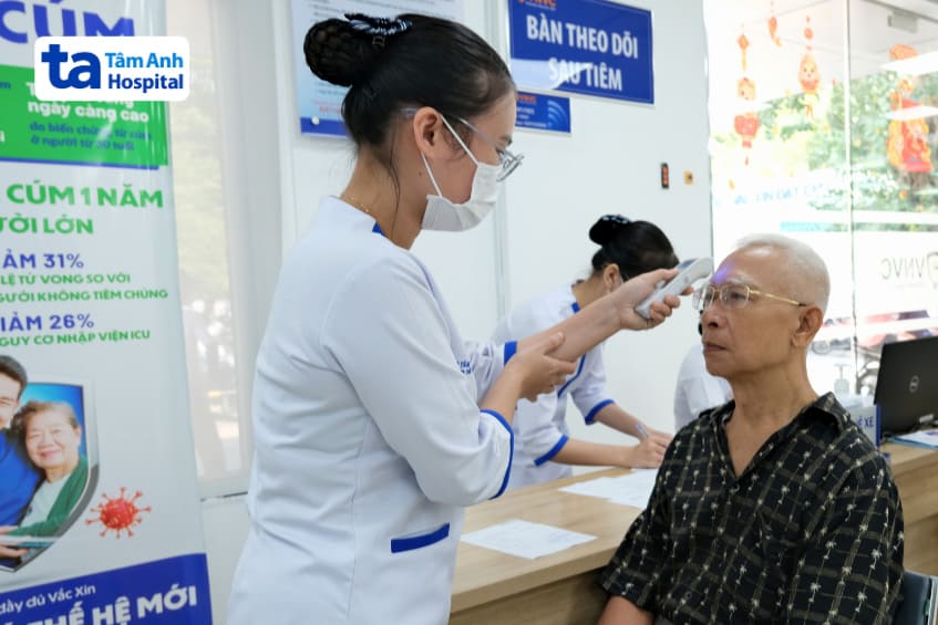 Sau khi tiêm cần ở lại cơ sở tiêm chủng để theo dõi ít nhất 30p