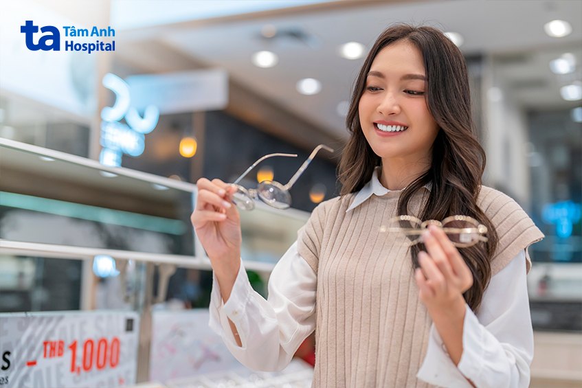 sử dụng kính là phương pháp chữa loạn thị